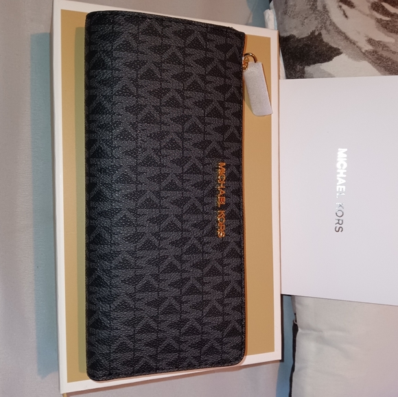 Michael Kors Jet Set Large Logo Quarter Zip Wallet - Picture 5 of 10